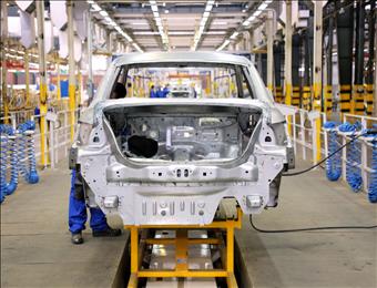 فروش خودروسازان از تولید پیشی گرفت